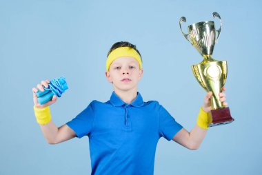 Mutlu çocuk sporcu şampiyon kulüpler tutun. Fitness ve diyet. Enerji. Jimnastik salonu iş genç çocuk kazanan. Başarı Ödülü. Çocukluk etkinlik. Spor ve sağlık. Ödülünü kazanan. Saf mükemmellik
