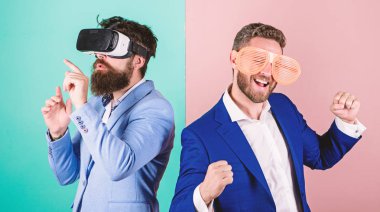 Sanal gerçeklik keşfetmek hippi. İş modern teknoloji uygulamak. Gerçek eğlence ve sanal alternatif. Vr gözlük ve çok plastik aksesuar sakallı adam. Adam etkileşim içinde sanal gerçeklik