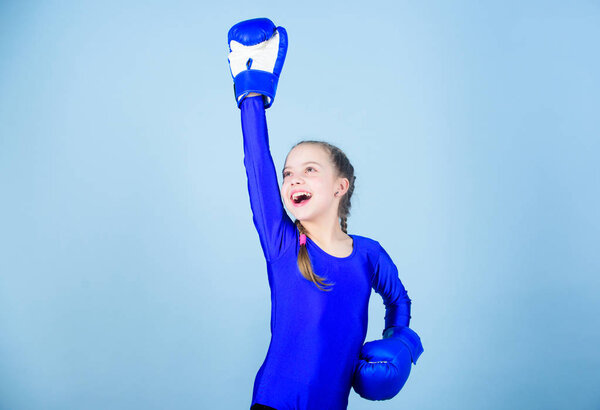 Всегда в хорошей форме. Спортивный успех. спортивная мода. тренировка маленькой девочки боксер. нокаутом. Детская активность. Фитнес-диета. энергетическое здоровье. Счастливый детский спортсмен в боксёрских перчатках
