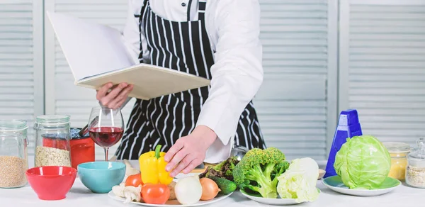 Måltidskunskap koncept. Förbättra matlagning skicklighet. Ultimata matlagning guide för nybörjare. Boka familjerecept. Enligt receptet. Mannen skäggig kock Matlagning mat. Guy läsa bok recept. Man lära dig recept — Stockfoto