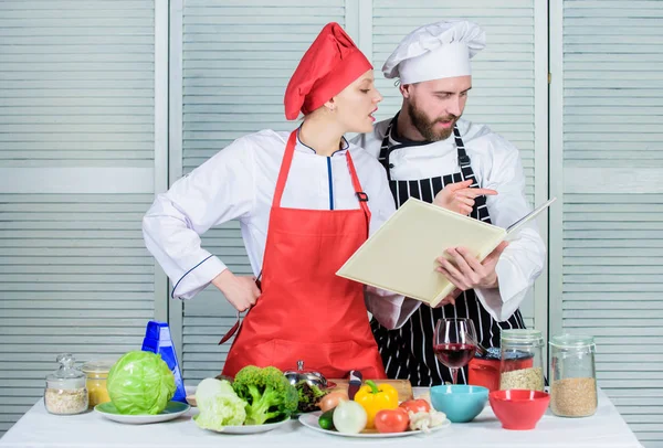 Kulinariska familj koncept. Par i kärlek matlagning hälsosam recept. Amatör kock Läs bok recept. Förbättra matlagning skicklighet. Bok recept. Bra kulinariska bok. Kvinna kock och man laga mat tillsammans — Stockfoto