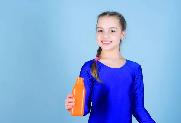 Uhasit žízeň. Dítě cítí žízeň po sportovního tréninku. Kid roztomilá dívka gymnastka sportovní trikot drží láhev na pití. Vodní bilance a tvrdé tělocvik. Pít více vody. Udržovat láhev na vodu s vámi — Stock fotografie