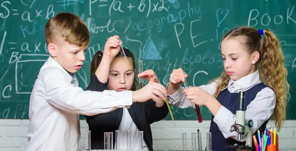 Experimentos de biología con microscopio. Ciencias químicas. Laboratorio con tubos de ensayo. Científico de niños pequeños ganando química en el laboratorio escolar. Hijitos. Ciencia. Siempre pregunta, siempre pregunta —  Fotos de Stock