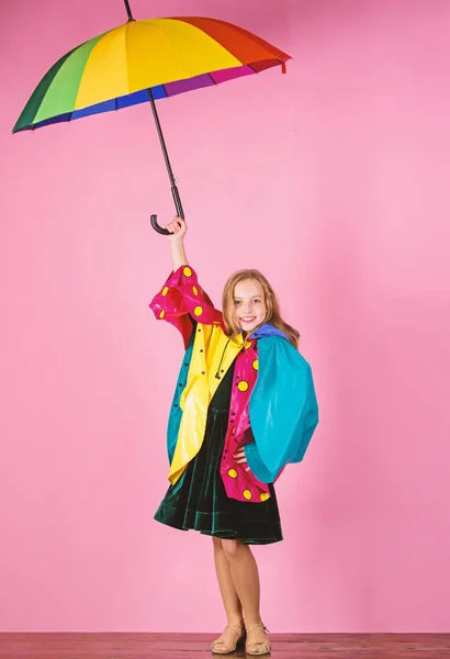 방수 액세서리를 제조 한다. 명랑 하 고 쾌적 한 방수 액세서리 비오는 날을 확인합니다. 자신감이 그녀에을 의류. 행복 한 아이 여자 잡아 다채로운 우산 착용 방수 외 투 — 스톡 사진