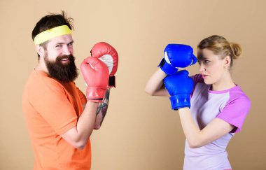 Erkek ve kadın boks eldivenleri. Boks spor kavram. İki kız ve boks pratik hippi. Herkes için spor. Amatör Boks kulübü. Eşit olanaklar. Güç ve güç. Savaşmaya hazır