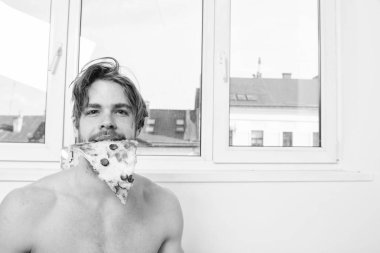 Adam sakallı yakışıklı pizza yemek. Seksi kurye gastronomik memnuniyeti sağlar. Adam çıplak tutar dilim içinde ağız lezzetli pizza teklif ona katılın. Gastronomik memnuniyeti. Isırık almanı istiyorum