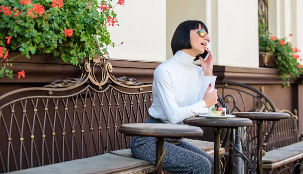 Женщина привлекательная элегантная брюнетка провести досуг кафе терраса фоне. Приятное время и досуг. Звони другу. Расслабься и кофе. Модная девушка со смартфоном. Концепция отдыха — стоковое фото
