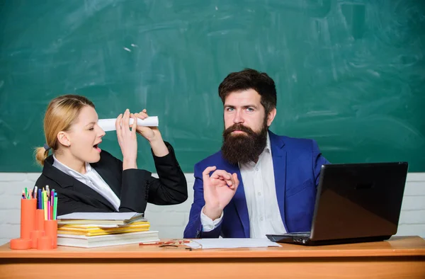 Onderwijzer en student op examen. terug naar school. formeel onderwijs. zakenman en secretaris. papier werk. kantoor leven. zakelijke paar gebruik van laptop en documenten. Voor een betere toekomst. Inspireren — Stockfoto