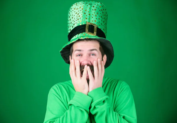 Die betrekking hebben op zijn gezicht met handen met vreugde. Gelukkig Ierse man met baard dragen van groen. Hipster in kabouter hoed en kostuum. Gelukkig saint patricks dag. Bebaarde man viering saint patricks day — Stockfoto