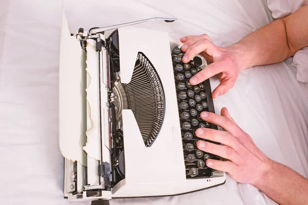 Hände Schriftsteller Bett weiße Bettwäsche arbeiten an einem neuen Buch. Schriftsteller Autor verwendet, um altmodische Maschine statt digitales Gerät. Erstellen Sie neue Kapitel verwenden Schreibmaschine. Morgendliches Inspirationskonzept — Stockfoto