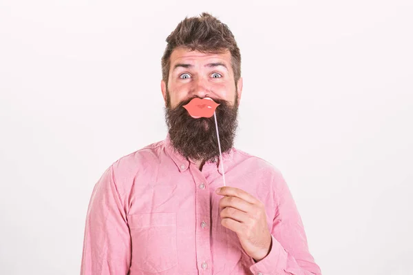 Hipster στο ροζ πουκάμισο με στιλάτα γένια, κρατώντας χαρτί στα χείλη που απομονώνονται σε λευκό φόντο. Πάρτι γενεθλίων του όμορφος γενειοφόρος άνδρας, γιορτή έννοια. Γενειοφόρος άνδρας με έκπληξη ματιά αύξηση των φρυδιών — Φωτογραφία Αρχείου