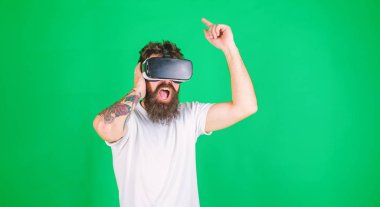 Hipster sakal ve boyunca en sevdiğiniz şarkı için şarkı dövme olan adam. Acımasız adam rock konseri Vr kulaklık, müzik konsepti içinde izlerken gür sakallı. Sakallı adam 3D deneyimi, partide Dj zevk