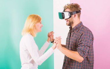 Adam Vr gözlük video oyun keyfini çıkarın. Şimdiye kadar en iyi hediye. Adam sanal gerçeklik tadını çıkarın. Kız mutlu o ona hediye gibi. Erkekler için hediye fikirleri. Onu mutlu ona sanal gerçeklik gözlük hediye ve tüm gün oyun izin