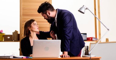 Tamamen profesyonellik dışı işyerinde flört. Flört ve baştan çıkarma. İş arkadaşınız ile flört. Kadın adam iş arkadaşınız ile flört. Kadın erkek meslektaşı ile çekici kadın. Office toplu kavramı