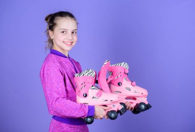 Paten öğrenmek eğlencelidir. Sevimli küçük patenci. Pink patenli tutan küçük kız. Küçük çocuk ile inline paten. Silindir spor. Tekerlekli paten veya spor ayakkabı. Satır içi tekerlekli paten üzerinde paten