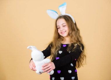 Çocuk şirin bunny kostüm. Yumuşak yumuşak tavşan oyuncak tut evlat. Paskalya günü geliyor. Paskalya kutlamak. Mutlu çocukluk. Çocuklar için Paskalya aktivitelere. Tatil bunny uzun tavşan kulaklı küçük kız