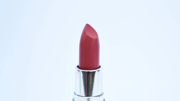 Concetto di cura delle labbra. Rossetto su sfondo bianco. Prodotto rossetto di alta qualità resistente all'acqua. Deve averlo fatto. Tendenza estetica. Trucco giornaliero. Rossetto morbido compreso balsamo. Rossetto per trucco professionale — Foto Stock