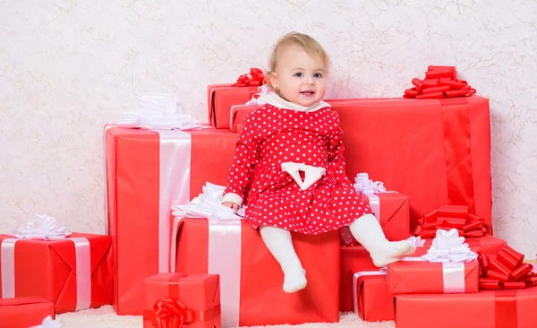 Первое рождество ребенка раз в жизни. Делиться радостью первого Рождества с семьей. Маленькая девочка играет рядом с кучей подарочных коробок. Подарки для первого ребенка. Празднование первого Рождества — стоковое фото