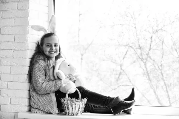 Menina feliz em orelhas de coelho de Páscoa com brinquedo de coelho de pelúcia — Fotografia de Stock