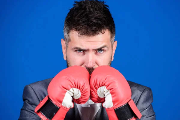 L'avocat de la défense planifie des stratégies. Un homme d'affaires porte des gants de boxe. Meilleures stratégies d'avocats de la défense criminelle. Concept d'attaque et de défense. Réussir. Tactiques éprouvées pour fonctionner — Photo