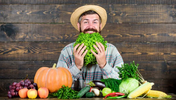 Esto debería estar bien. alimentos orgánicos y naturales. Feliz Halloween. alimentos vitamínicos estacionales. Frutas y hortalizas útiles. Festival de la cosecha. hombre chef con rica cosecha de otoño. agricultor maduro barbudo —  Fotos de Stock