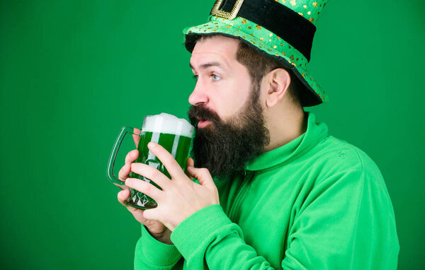 Ирландская традиция Мужчина жестокий бородатый хипстер пьет пиво. Ирландский паб. Пить пиво часть празднования. Бар сезонное праздничное меню. Красное зеленое традиционное пиво. Алкогольный напиток. Начнем вечеринку патриков.