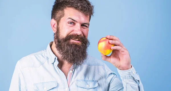 Їж здоровий. Чоловік з бородатим хіпстером тримає яблучну фруктову руку. Факти харчування та користь для здоров'я. Яблука популярні фрукти у світі. Їсти яблуко може допомогти знизити рівень цукру в крові і захистити від діабету — стокове фото