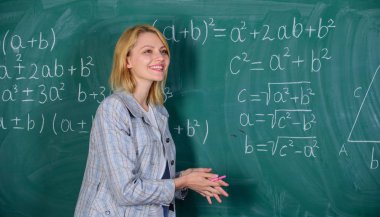 Eğitim ve eğitim. Modern okul. Bilgi toplama günü. Öğretmen okul dersinde. Okula dönelim. Öğretmenler günü. - Okul. Evde eğitim. Mutlu kadın. Sınıftaki kadın. Sonunda mezun oldum.