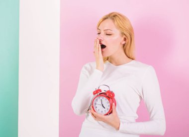 Oversleeping yan etkileri çok fazla uyku zararlı olduğunu. Kız esneme yüz tutan çalar saat pembe arka plan uyandım. Kötü uyku alışkanlıkları ve yaşam üzerindeki etkileri. Uykusuzluk sağlığa zararlı