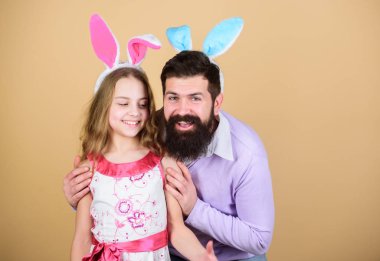 Baba ve çocuk Paskalya kutlamak. Bahar tatili. Paskalya günü. Çocuklar için Paskalya aktivitelere. Mutlu paskalyalar. Tatil bunny uzun kulaklar. Aile geleneği kavramı. Aile baba ve kızı tavşan kulakları giymek