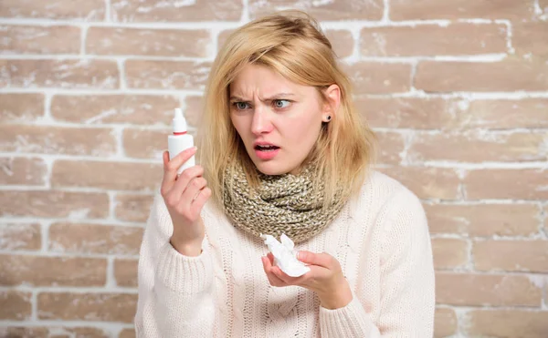 Livrar-se das suas asneiras. Mulher bonito amamentando frio nasal ou alergia. Mulher doente com gotas no nariz. Sofre de asma ou rinite alérgica. Menina bonita com corrimento nasal segurando gotas nasais — Fotografia de Stock