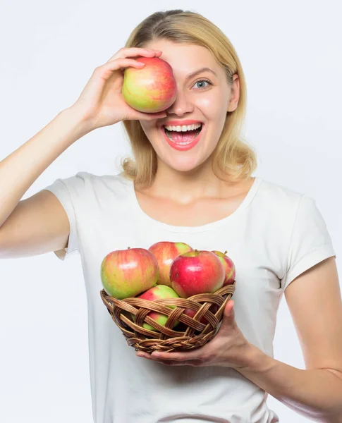 과수원, 사과 바구니와 정원사 소녀 가 추수입니다. 봄 계절 과일입니다. 녹색 생활 농업. 건강 한 음식입니다. 비타민 다이어트입니다. 자연입니다. 행복 한 여자 먹는 사과. 맛 있는 사과. 건강에 대 한 유용한 — 스톡 사진