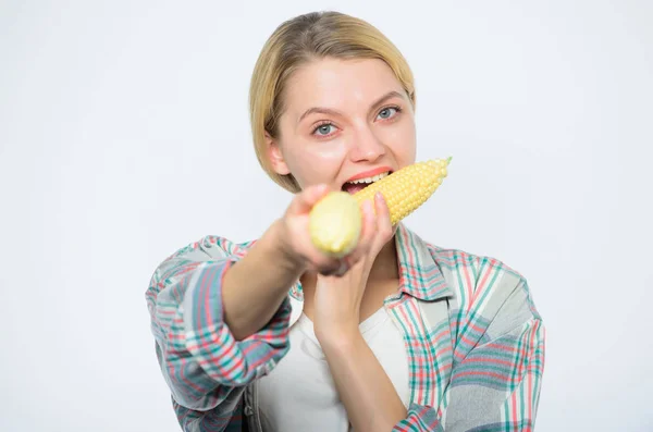 Eszik egy finom Vitéz nő. Boldog asszony étkezési kukorica. növényi termés. Gazdálkodás, mezőgazdasági termelő girl kukoricával. mezőgazdaság és termesztése. kukorica termés. vitamin- és élelmiszer-diéta. egészséges fogak — Stock Fotó