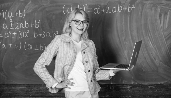 Καθηγήτρια κομψή κυρία με σύγχρονο laptop surfing internet chalkboard φόντο. Η έννοια της εξ αποστάσεως εκπαίδευσης. Γυναίκα δάσκαλος φορούν γυαλιά κατέχει φορητό υπολογιστή surfing internet. Σχολική καινοτομία — Φωτογραφία Αρχείου