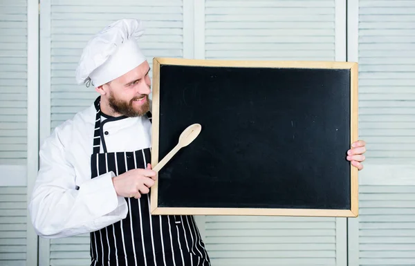 Pişirme ipuçları dışarı kontrol edin. Adam chef şapka önlük blackboard kopya alanı tutun. Tarifi kavramı. Lezzetli yemek adım adım pişirme. Bugün için menü. Yemek pişirme için malzemeler listelenmektedir. Profesyonel gibi pişirmek için ipuçları — Stok fotoğraf