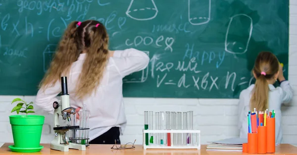 Έχουμε χημεία. Εργαστήριο σχολικής τάξης. Παιδιά σχολικής ηλικίας στην τάξη επιστήμη. Μικροσκόπιο και εξοπλισμό εργαστηρίου. Εργαστήριο στο δημοτικό σχολείο. Εργαστήριο επιστήμης για το σχολείο και εκπαίδευση — Φωτογραφία Αρχείου
