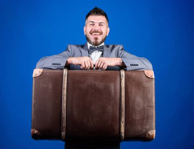 Bagaj Sigortası. Seyahat ve Bagaj konsepti. Hipster seyahat Bagaj ile. Adam büyük bavul ile bakımlı sakallı hippi. Bütün Eşyalarınızı yanınıza alın. Ağır bavul. Teslimat hizmeti