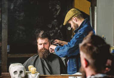Hipster istemci Başlarken saç kesimi. Saç kesimi kavramı. Styling saç kesme makinesi ile acımasız sakallı istemcisinin berber. Kuaför saç kesme makinesi ile saç modeli sakallı, berber arka plan için çalışır