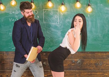 Adam sakal tokat seksi öğrenci, kara tahta arka plan ile. Kız öğretmen tarafından ceza suçlu ve çaresiz yüzünde. Öğretmen ile onun kalça tokat seksi öğrenci cezalandırır. Seks oyun concep