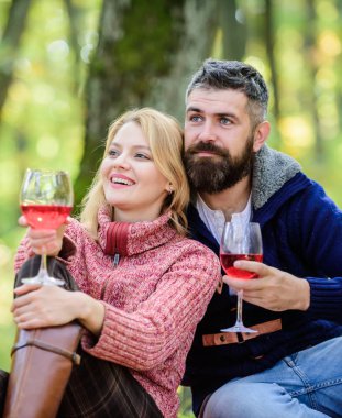 Bu iyi olmalı. mutlu kadın ve sakallı adam şarap içmek. Aile pikniği. Sevgililer günü. kamp ve yürüyüş. Şerefe. aşık çift sonbahar ormanda rahatla. aşk Tarih ve romantizm. Bahar ruh hali