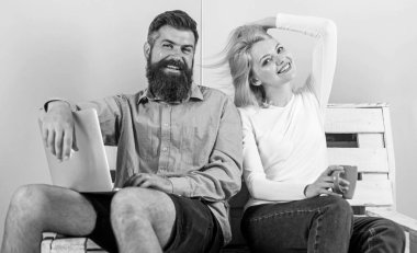 Adam serbest üzerinde Internet teknolojileri uzmanı çalışıyor. Kız koca serbest meslek ile dizüstü bilgisayar çalışsa da içki keyfini çıkarın. Serbest faydaları. Yüz içecek çay veya kahve çalışan erkeğin yakınındaki gülümseyen kadın