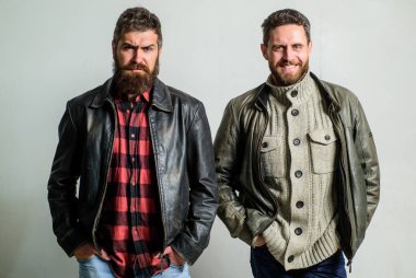 Vahşi erkek deri ceket giymek. Erkekler acımasız sakallı hippi. Yakışıklı şık ve serin. Erkeksi ve acımasız arkadaşlar. Erkeklik ve vahşeti. Acımasız deri giysili emin hissediyorum. Zorba takım