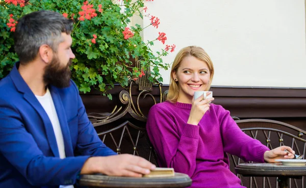 A desfrutar de uma bela manhã. Primeiro encontro de menina e homem maduro. mulher e homem com barba relaxar no café. Casal apaixonado no encontro romântico. Café da manhã. Brutal barbudo hipster e menina beber café — Fotografia de Stock