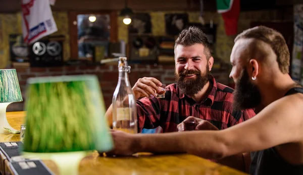 Amigos relajándose en el pub. Hombres borrachos relajándose en el pub divirtiéndose. Hipster hombre brutal bebiendo alcohol con un amigo en el mostrador del bar. Hombres bebiendo alcohol juntos. Bebidas alcohólicas fuertes. Adicción al alcohol — Foto de Stock