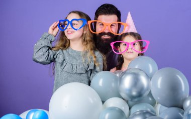 Doğum günü partisi. Baba ile iki kızı eğleniyor. Babalık kavramı. Dostu aile giyim komik parti aksesuarları. Şimdiye kadar en iyi baba. Babalar günü. Kızı baba aktif yaşam ilgi gerekir
