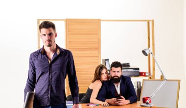 En Internet hizmetinden al. Genç Yöneticisi Mobil Internet bağlantısı kullanarak arkadaşları ise dizüstü bilgisayar ile Internet projesi yapmak. Internet'te sörf iş bilgi alma Emplyees