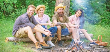 Arkadaşlarım boş zaman hafta sonu zammı Barbekü Orman Doğa arka plan harcamak. Arkadaşlar hafta sonu Barbekü ormandaki tadını çıkarın. Şirket arkadaşlar piknik ya da barbekü şenlik ateşi yakın. Kavurma Marshmallow Barbekü