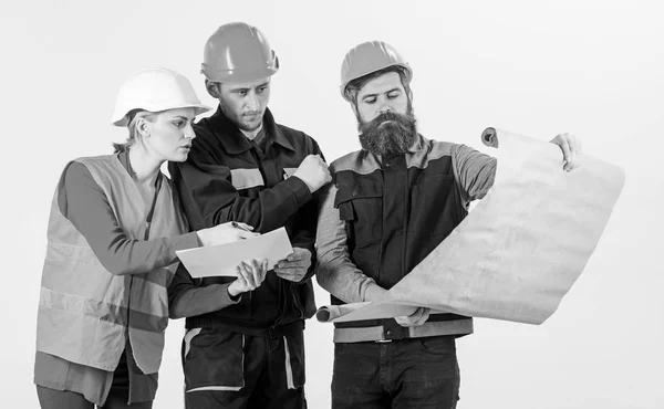 Tres ingenieros de construcción trabajando juntos, planificación para la renovación, trabajo — Foto de Stock