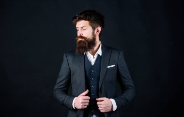 Kusursuz stili. Adam sakallı adam giyim takım elbise. Mükemmel zarif smokin elbise. Şıklığı ve erkek tarzı. Moda kavramı. Adam giyim resmi kıyafeti. İşadamı modaya uygun kıyafet siyah arka plan
