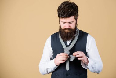 Klas arıyorum. Zarif adam. Kravat bağlama sakallı adam. Moda Aksesuar ayarlama acımasız beyaz adam. Adam uzun sakal ve bıyık soyunma klasik tarzı, kopya alanı